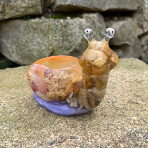 Šnek kamínek s květinou